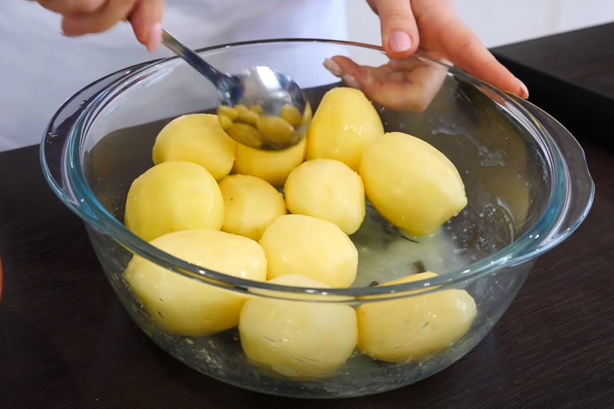 Fügen Sie einen Löffel zu den kochenden Kartoffeln hinzu. Sie sind viel schneller fertig und werden leckerer.
