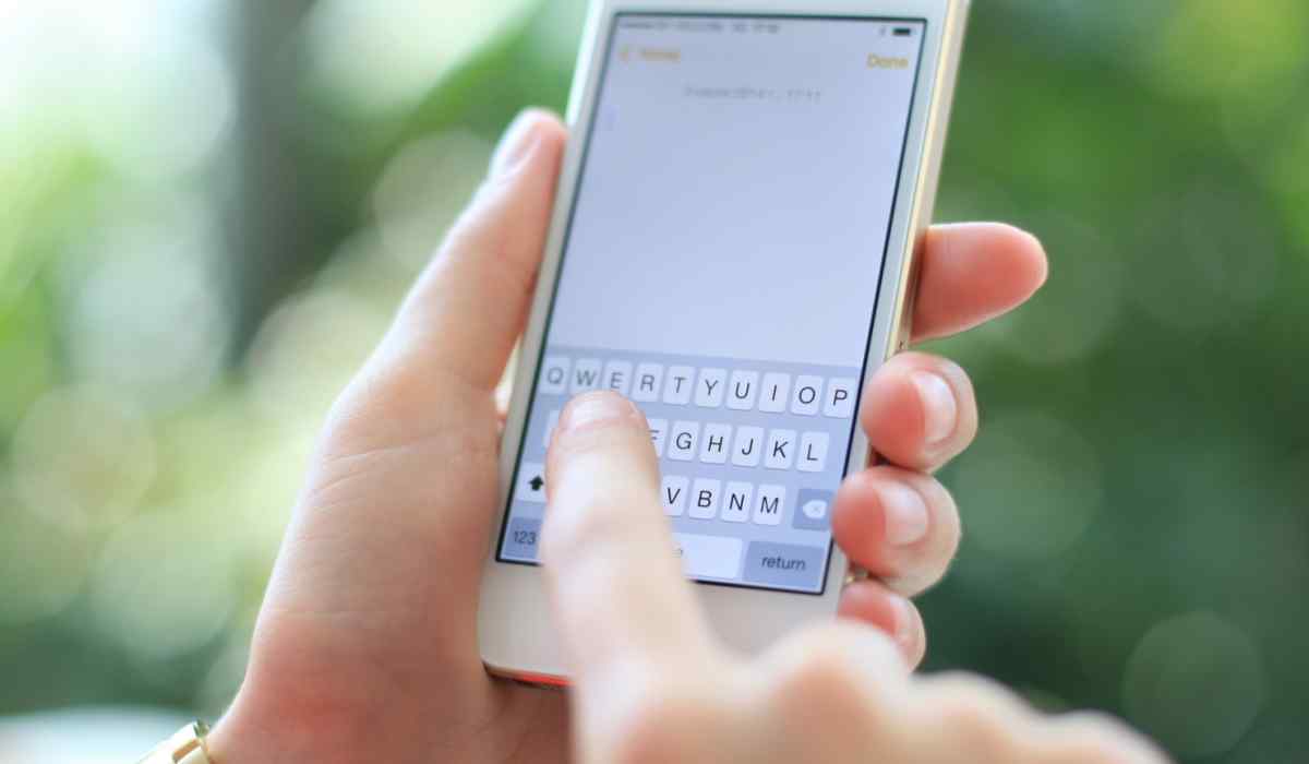 Menschen, die auf ihrem Mobiltelefon nur mit einem Finger tippen, weisen folgende Merkmale auf: