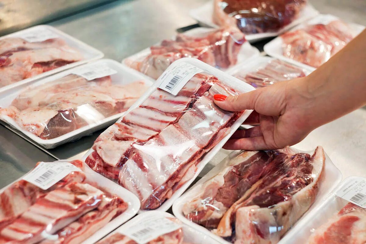 Viele Menschen achten nicht darauf. Fleisch in solchen Verpackungen ist nicht zum Verzehr geeignet.