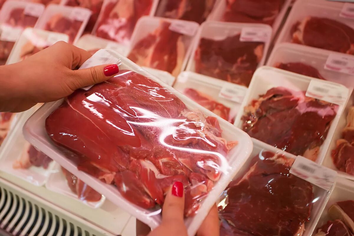 Viele Menschen achten nicht darauf. Fleisch in solchen Verpackungen ist nicht zum Verzehr geeignet.