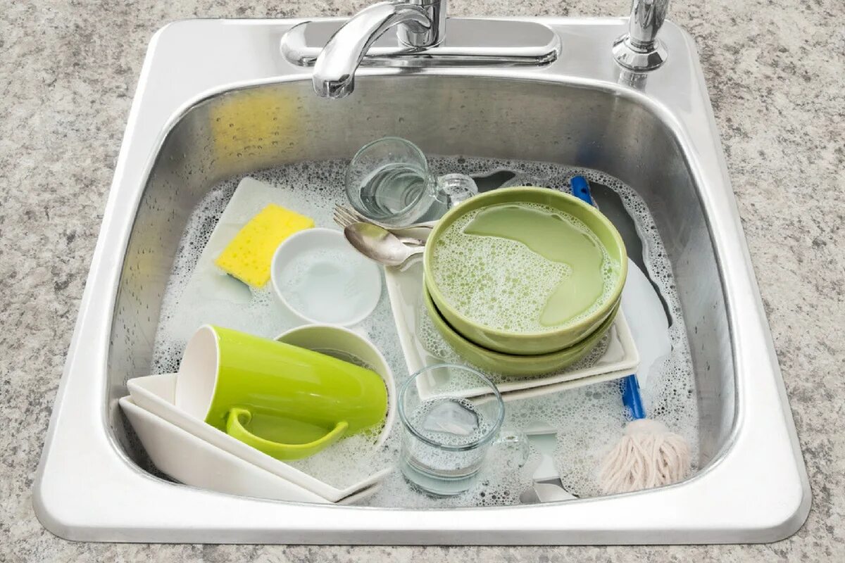 10 Grundregeln für richtiges Geschirrspülen: „Machen Sie sich nichts vor, indem Sie sagen, dass Sie es im Wasser stehen lassen“