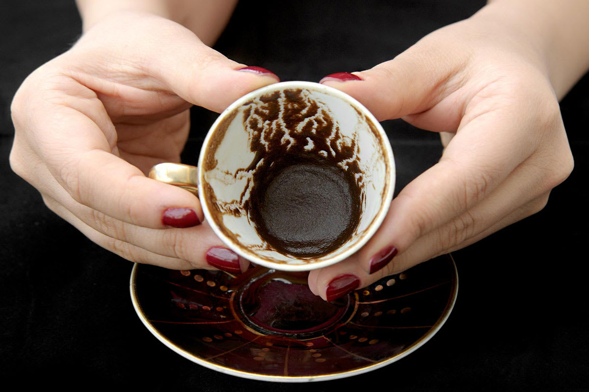 Ein Löffel genügt: Warum immer mehr Menschen Kaffeesatz ins Klo geben