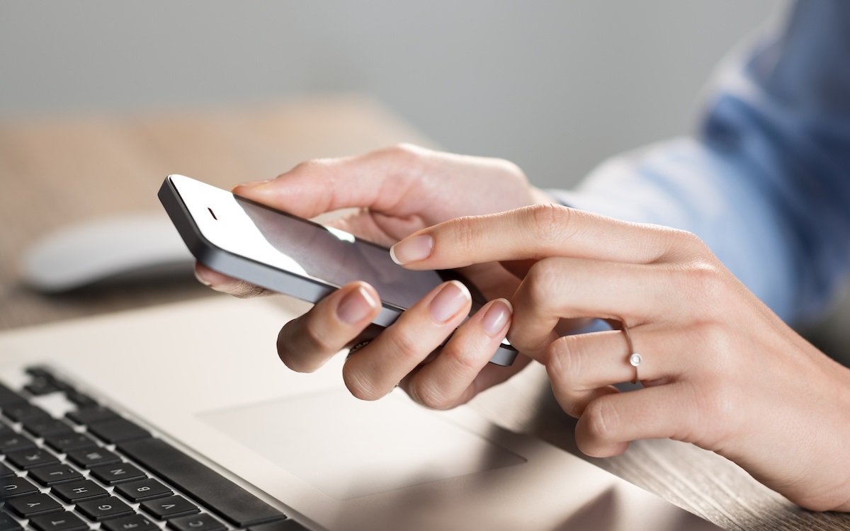 Menschen, die auf ihrem Mobiltelefon nur mit einem Finger tippen, weisen folgende Merkmale auf: