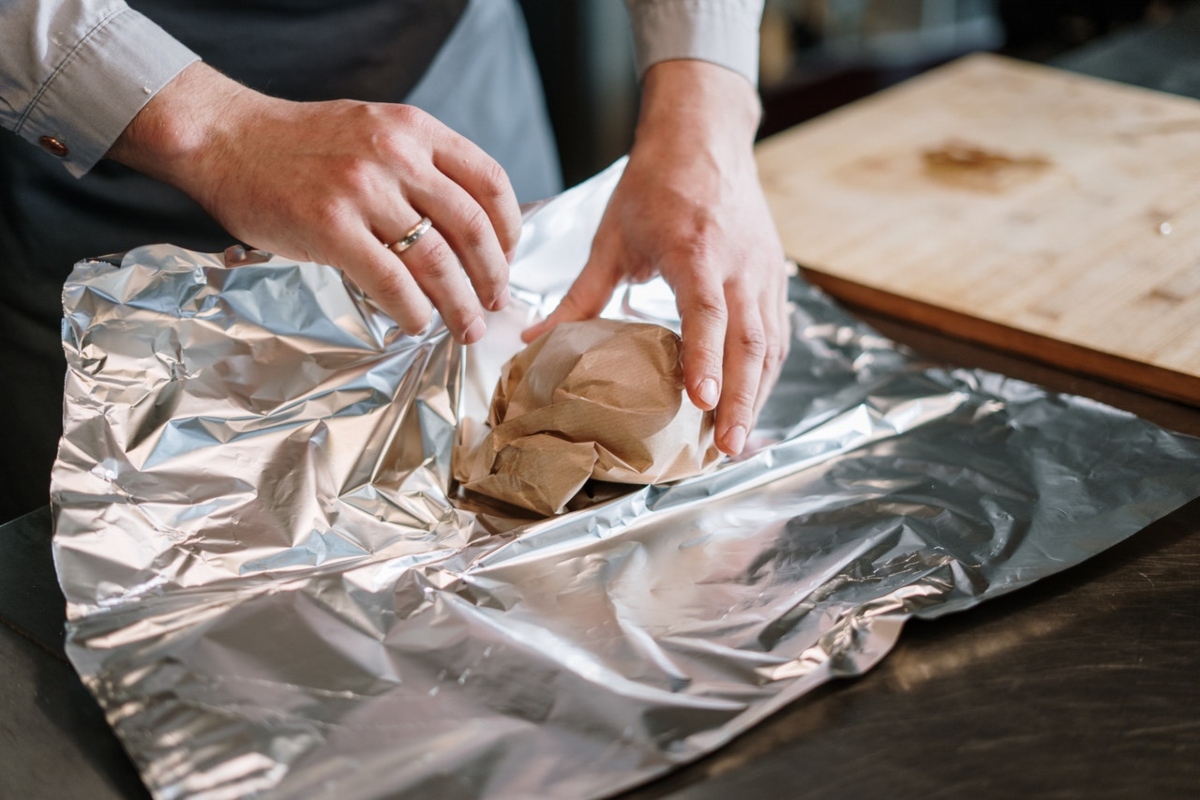 Aluminiumfolienkugeln in den Gefrierschrank legen: das einfache, aber wirksame Geheimnis, das immer mehr Menschen anwenden