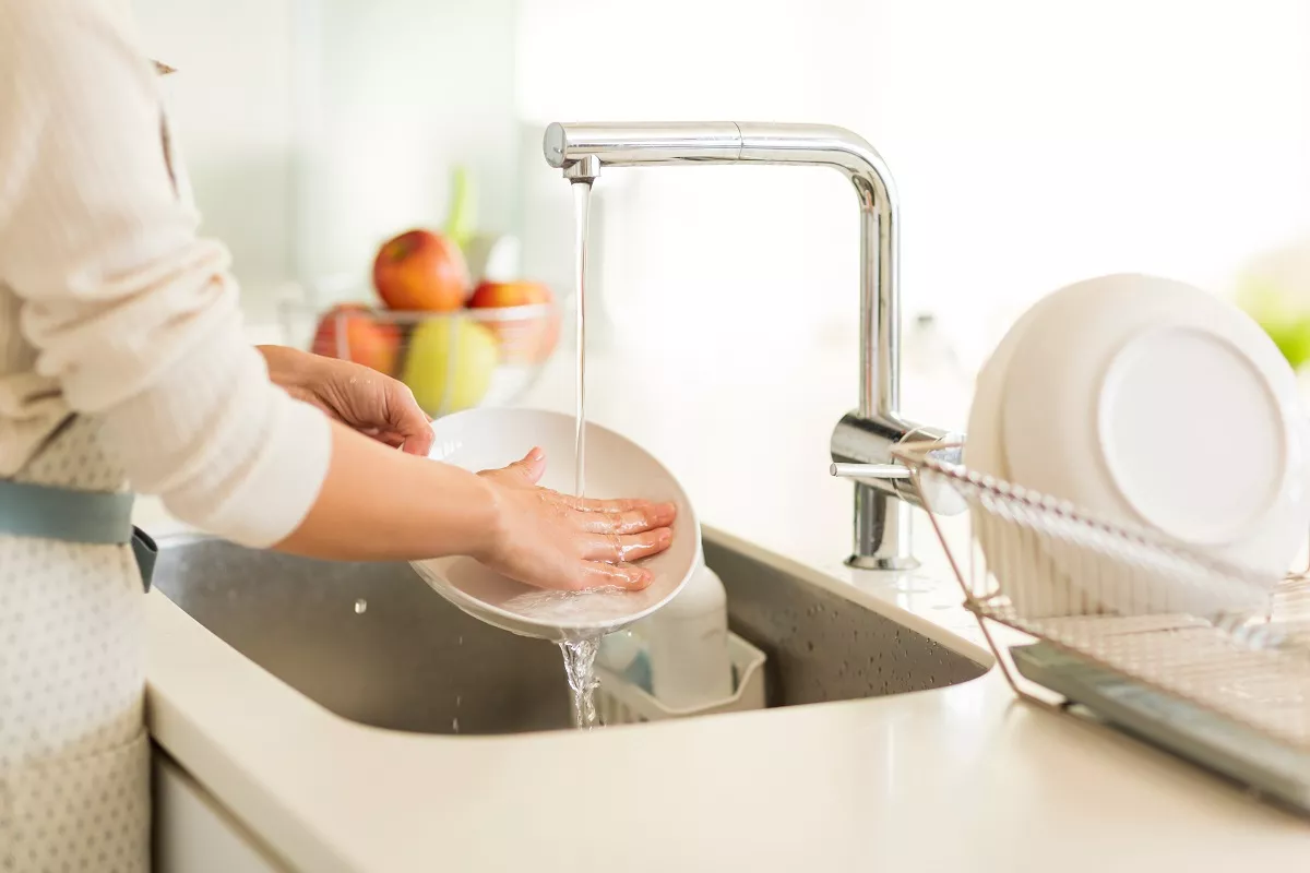 10 Grundregeln für richtiges Geschirrspülen: „Machen Sie sich nichts vor, indem Sie sagen, dass Sie es im Wasser stehen lassen“