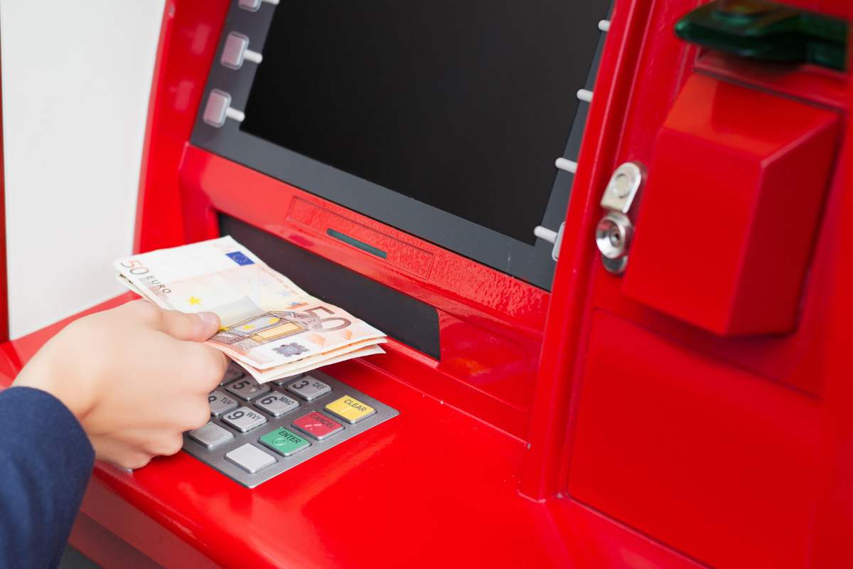 Im August ändern die Banken das Verfahren für Bargeldabhebungen an Geldautomaten: Wie wirkt sich die neue europäische Regelung auf Sie aus?