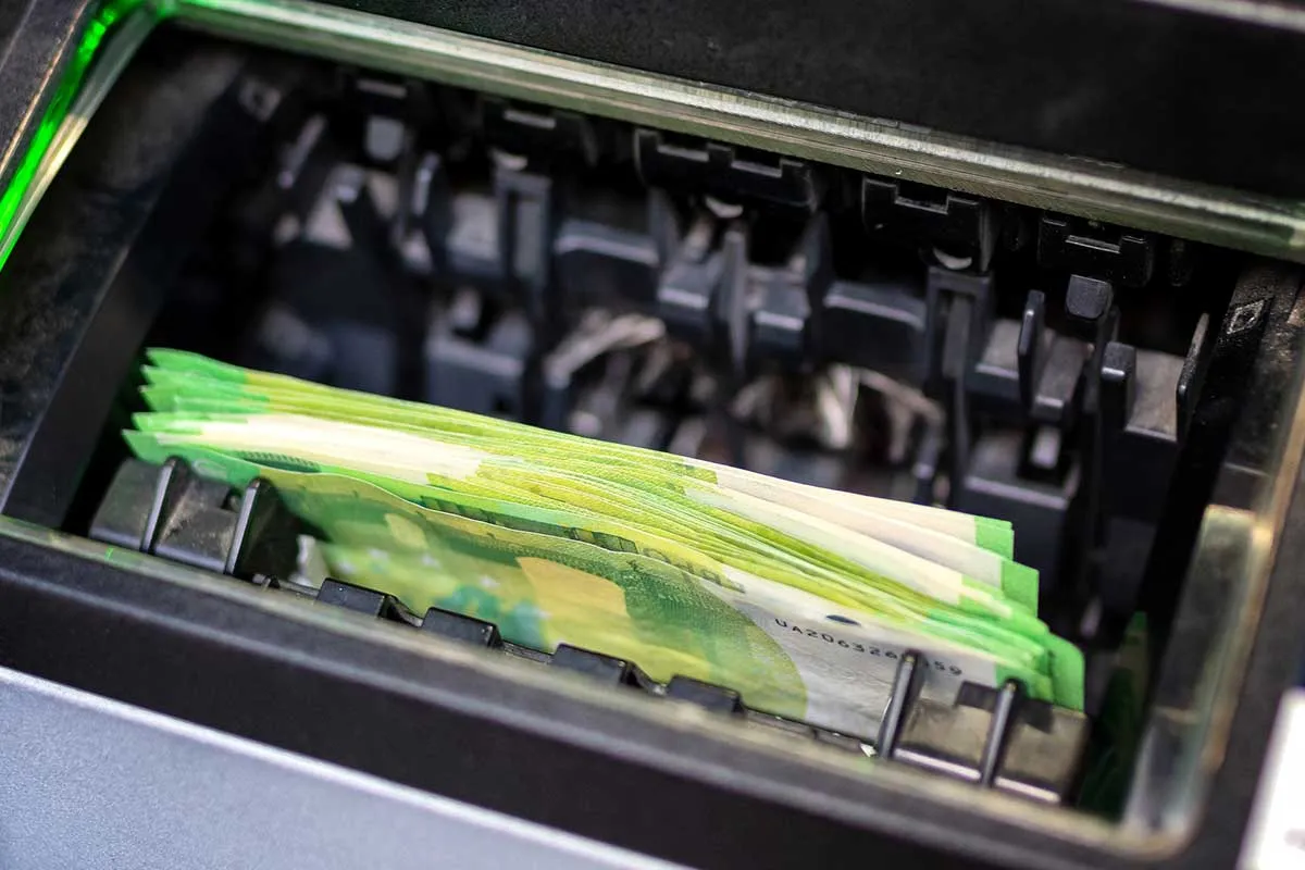 Im August ändern die Banken das Verfahren für Bargeldabhebungen an Geldautomaten: Wie wirkt sich die neue europäische Regelung auf Sie aus?